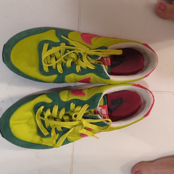 Retro nikes - Picture 3 of 3